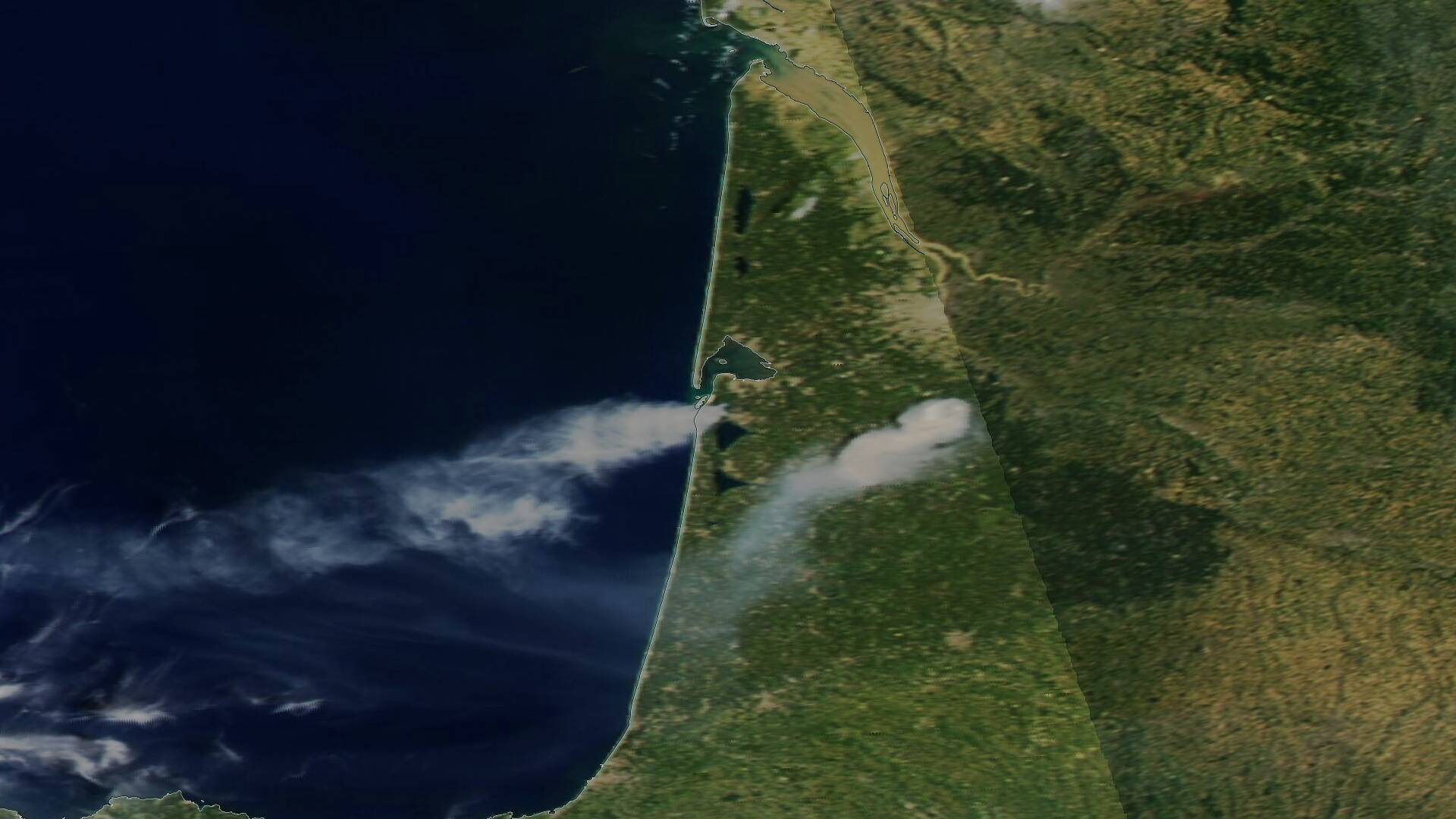 Vue satellite des incendies de Gironde, le 13 juillet 2022.