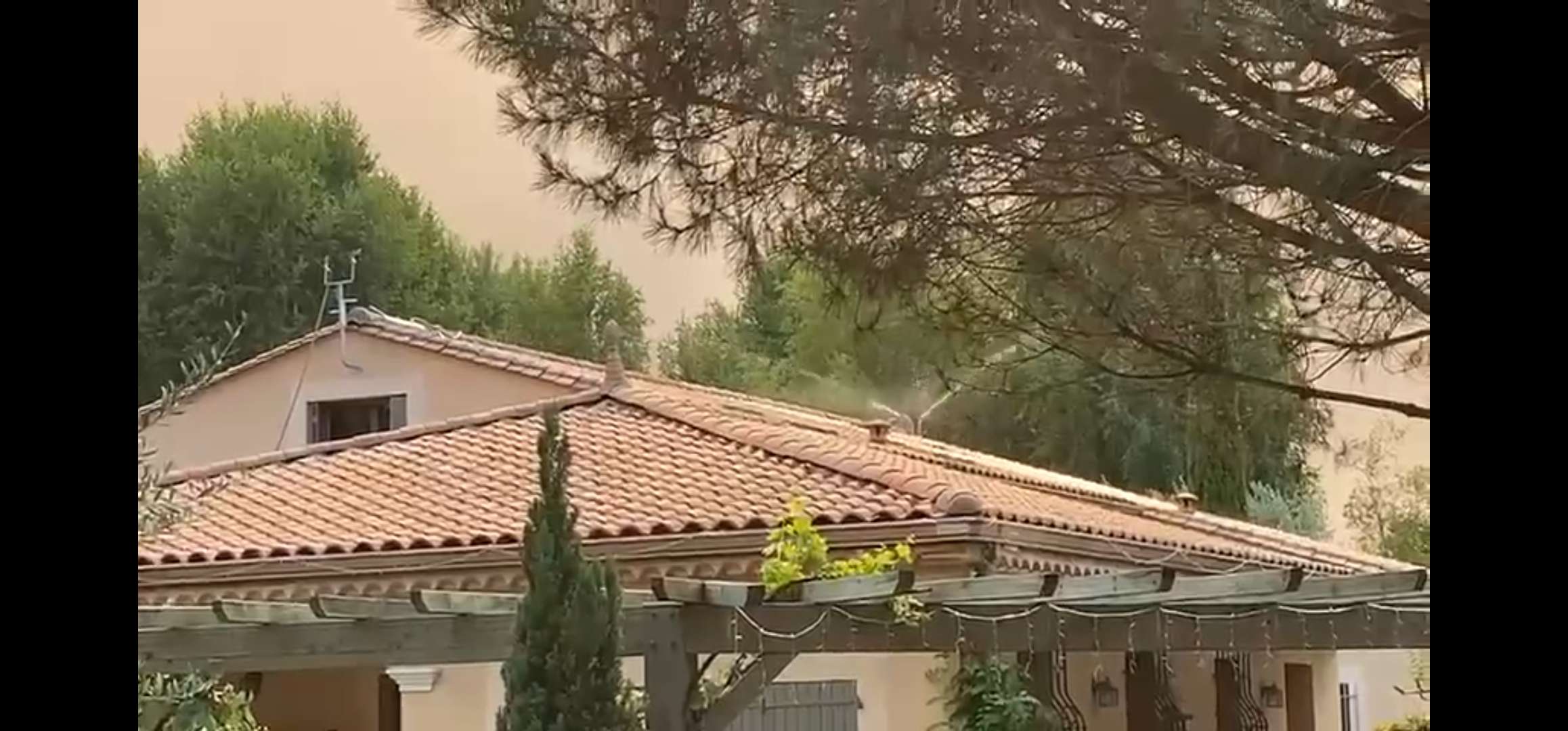Toiture de la maison avec des arroseurs installés pour humidifier les tuiles.